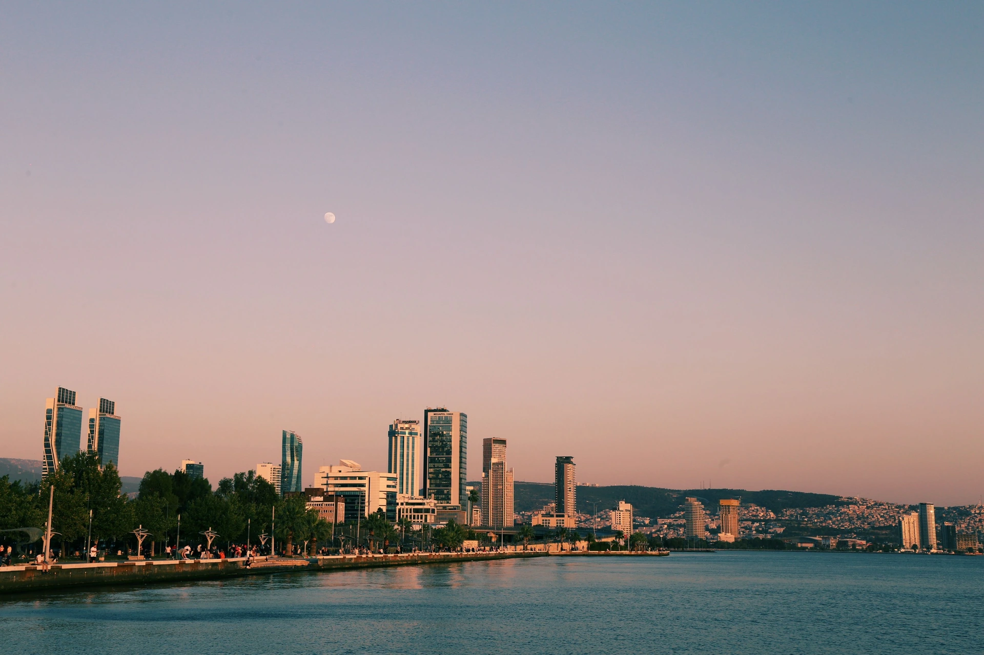 İzmir’de deniz ve modern gökdelenlerle körfez panoraması.